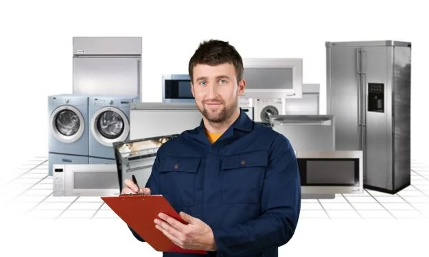 Técnico reparando lavavajillas o electrodoméstico